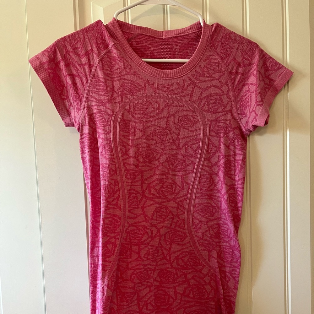 Gently used Lululemon swiftly tech top!